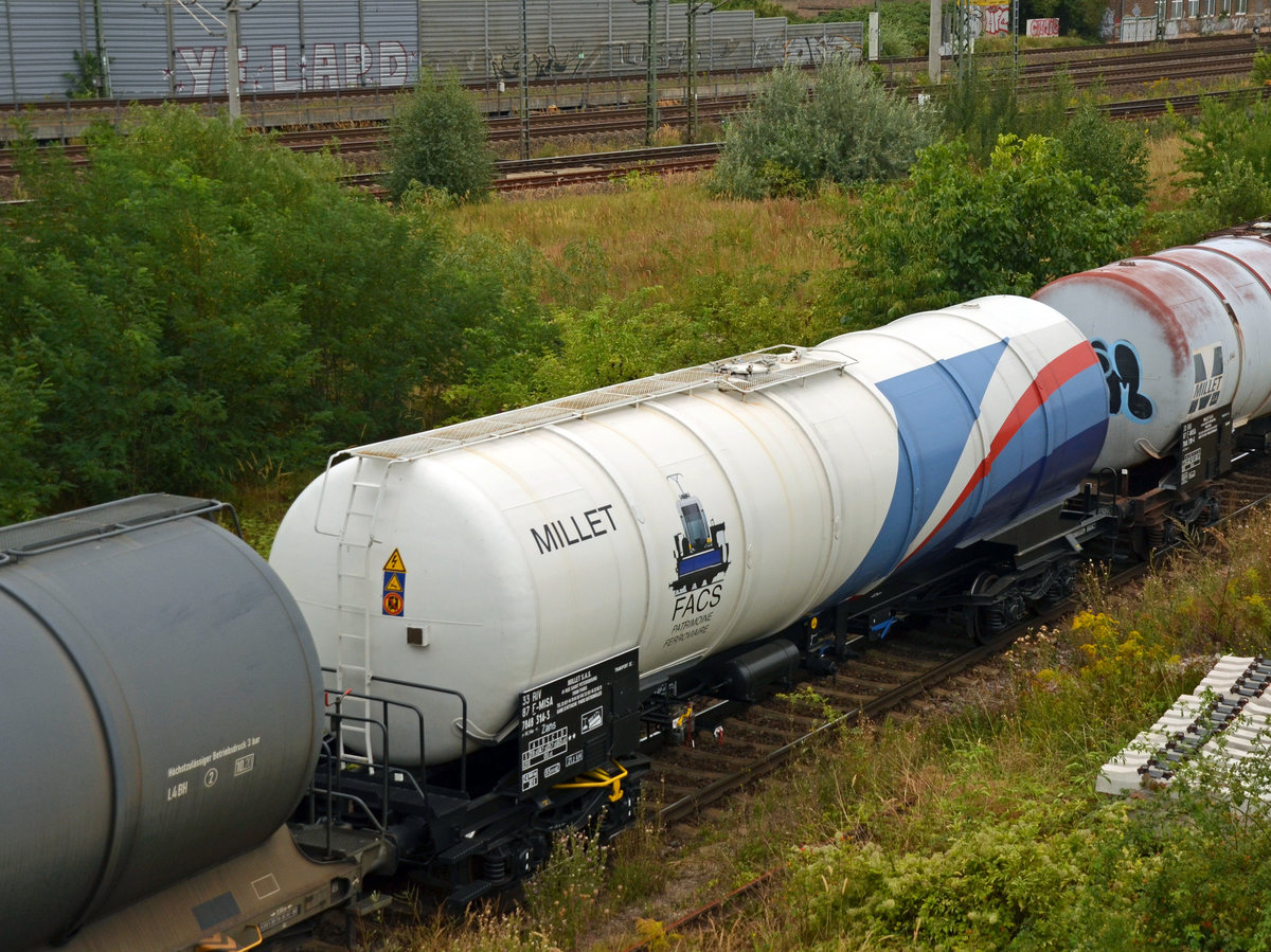 Im Kesselwagenzug von 212 909 hing am 30.08.20 dieser Kesselwagen des französischen Waggonvermieters Millet.