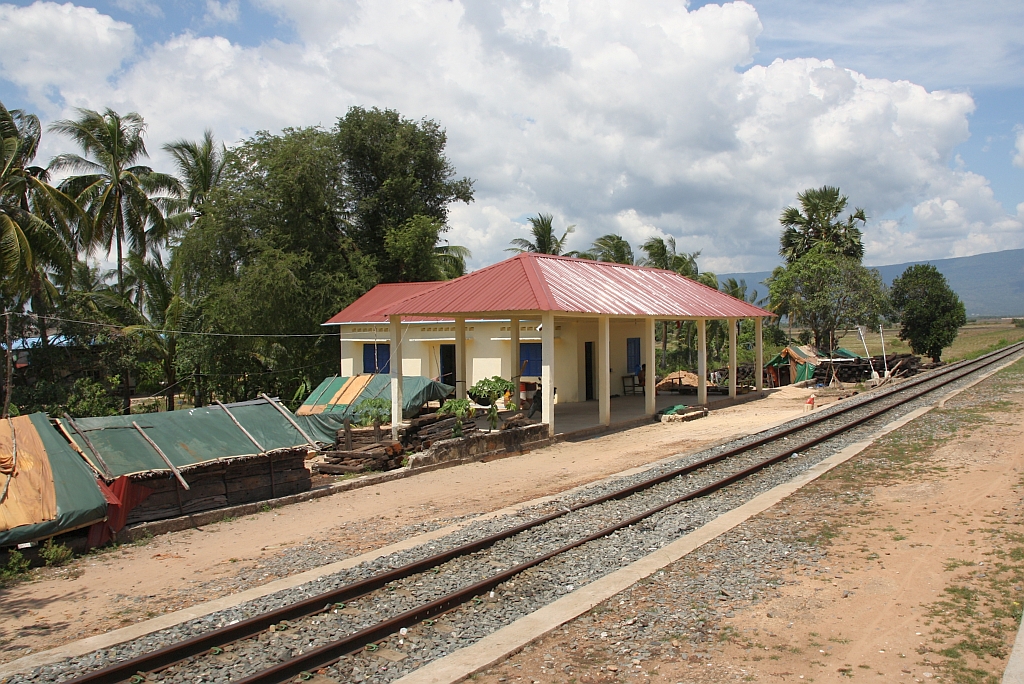 Im KM 216,60 der Strecke Phnom Penh - Sihanoukville liegt die noch(?) nicht in Betrieb befindliche Veal Renh Station. Bild vom 18.März 2017.