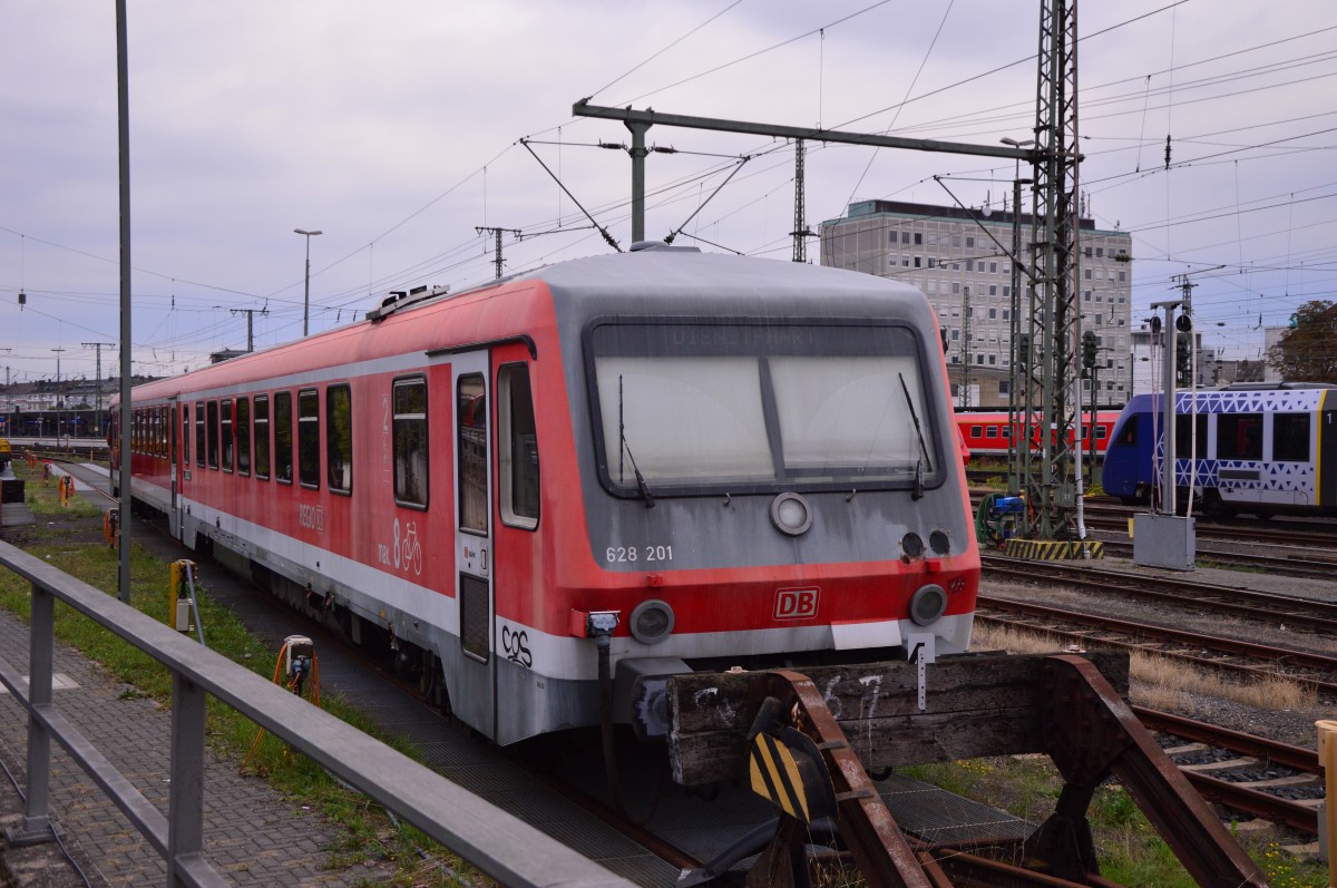 Im Koblenzer Hbf ist der 628 201 abgestellt zu sehen.
Es handelt sich um den für das DB Museum Koblenz-Lützel abgestellten Triebwagen.
Sonntag 20.9.2015