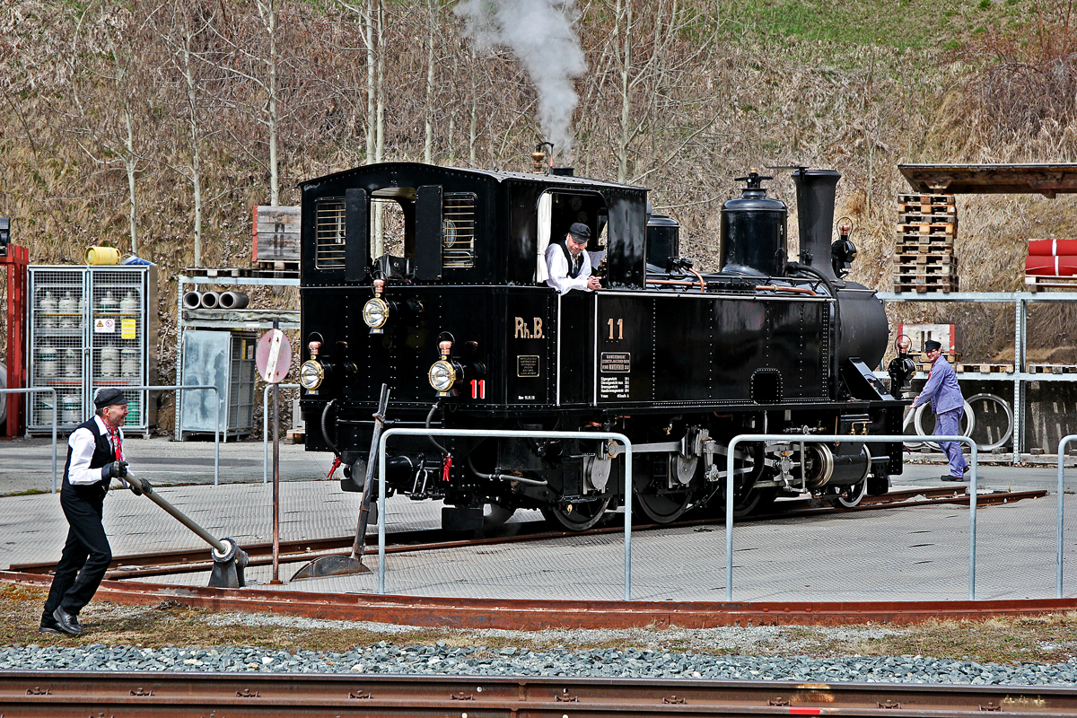 Im Kopfbahnhof Scuol-Tarasp befindet sich die RhB Dampflokomotive G 3/4 11 Heidi auf der Drehscheibe und wird zur grossen Freude der Fotografen dreimal gewendet.Bild vom 2.4.2016