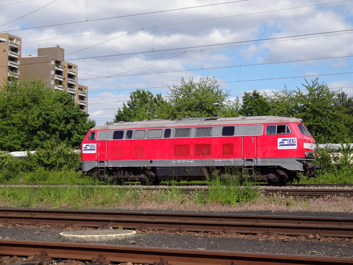 Im Kornwestheimer Rangierbahnhof verließ die 225 133 am 17.5.14 ihren Abstellplatz und machte sich auf den Weg zu neuen Aufgaben. 
Das Bild wurde aufgenommen von einem kleinen Weg, welcher zu mehreren Strebergärten mitten im Rbf führt. 