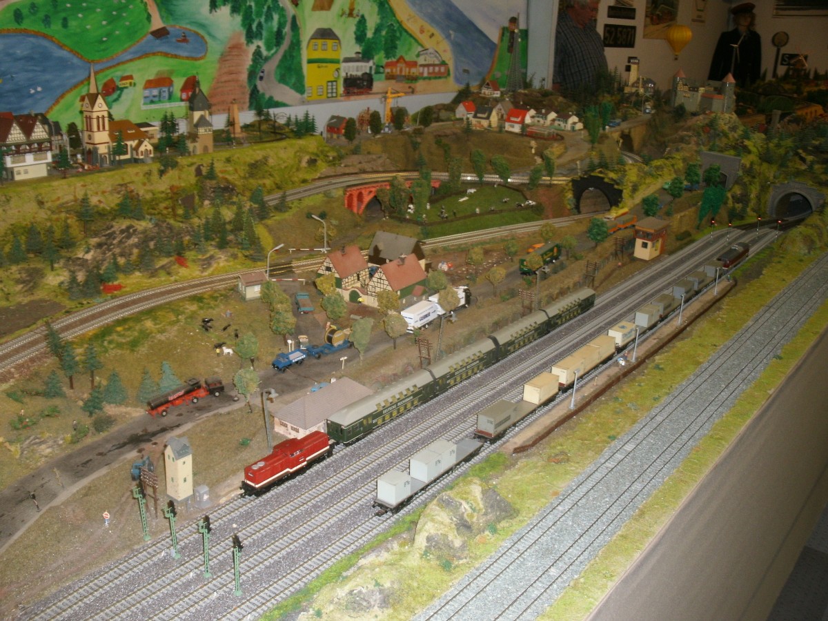 Im Kreuzungs-und berholbahnhof auf der groen Ghrener H0-Anlage.Aufgenommen am 13.September 2013.