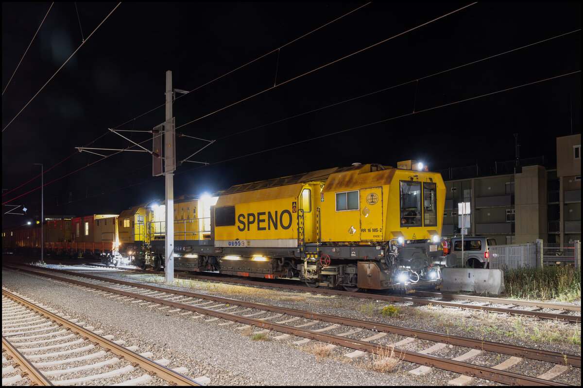Im k�rze geht es los in die n�chste Nachtschicht . Speno RR16 MS im Bahnhof Deutschlandsberg am 1. September 2026 