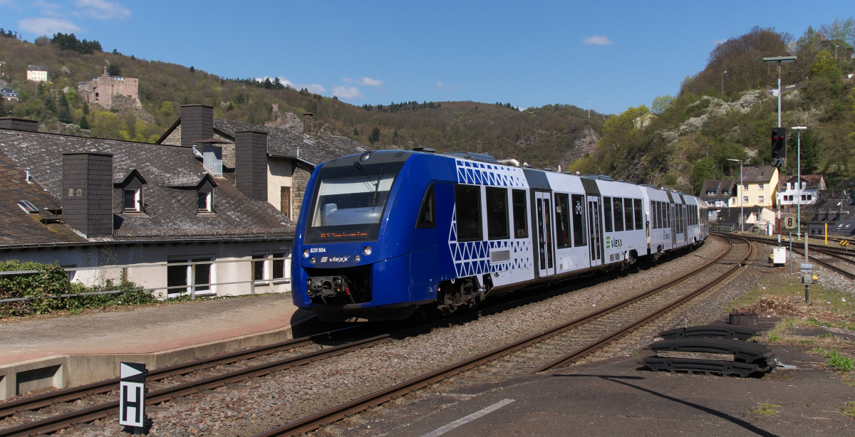 Im Land des VLEXX - RegioSwinger gibt´s nicht mehr! Bis Dezember 2014 brummten noch die RegioSwinger der Baureihe 612 durch das Tal der Nahe. Nun geht es viel leiser auf den Gleisen zu, denn die LINT Triebwagen sind wesentlich leiser, auch im Innenraum und man gleitet eher über die Gleise. Auch die Fahrzeiten haben sich durch die Sprint starken LINT (54 - 81) nicht verändert. 620 404 ist als RE Mainz - Saarbrücken unterwegs und ist pünktlich in Idar-Oberstein angekommen. Links oben im Hintergrund das Schloss von Idar-Oberstein. Bahnstrecke 3511 Bingerbrück - Saarbrücken Hbf. am 18.04.2015
