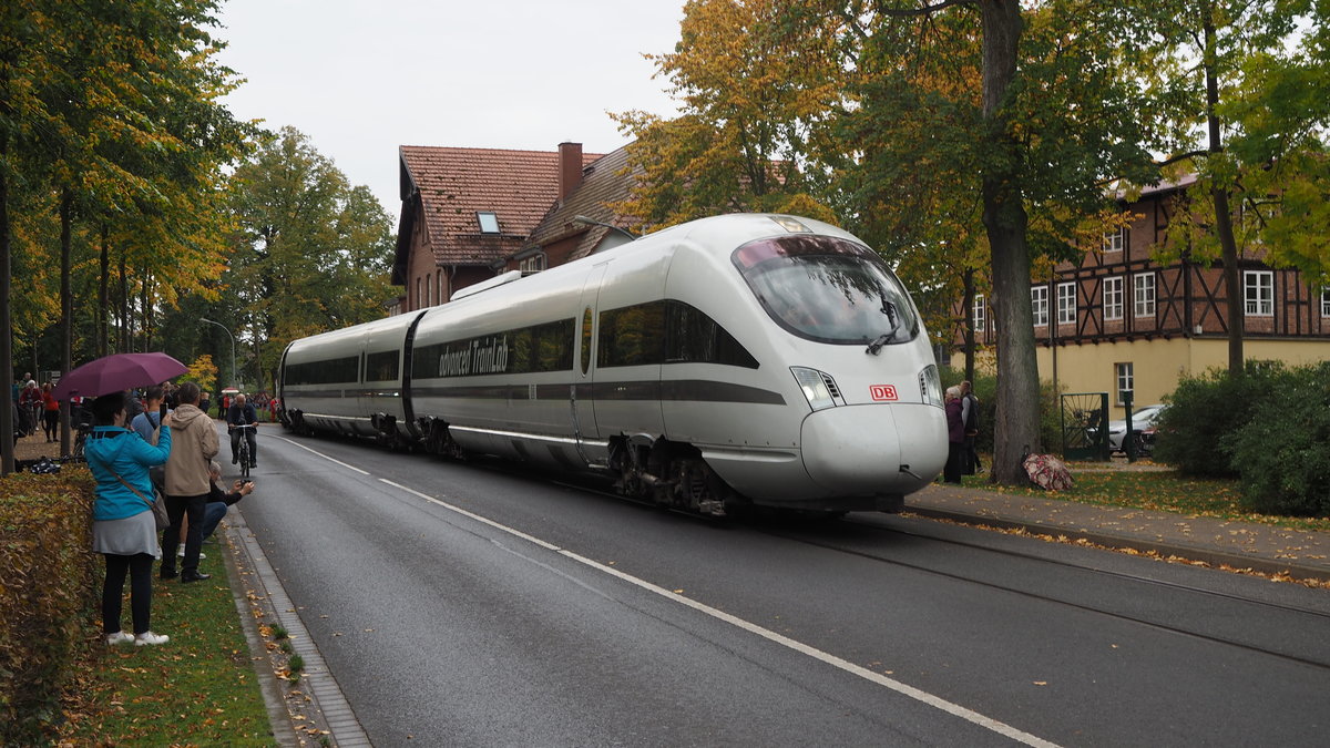 Im leicht verregneten Neustrelitz besuchte das Advanced Trainlab (ICE TD 605 017) die Stadt via Hafenbahn Neustrelitz. 
Grund des Besuchs des ICE's (ca. 2h Dauer) waren danach stattfindende Testfahrten in der Prignitz.

Hier zu sehen auf der  Useriner Straße , auf Höhe des Luisentempels mit einem Altenwohnheim im HIntergrund.

Neustrelitz, der 13.10.2019