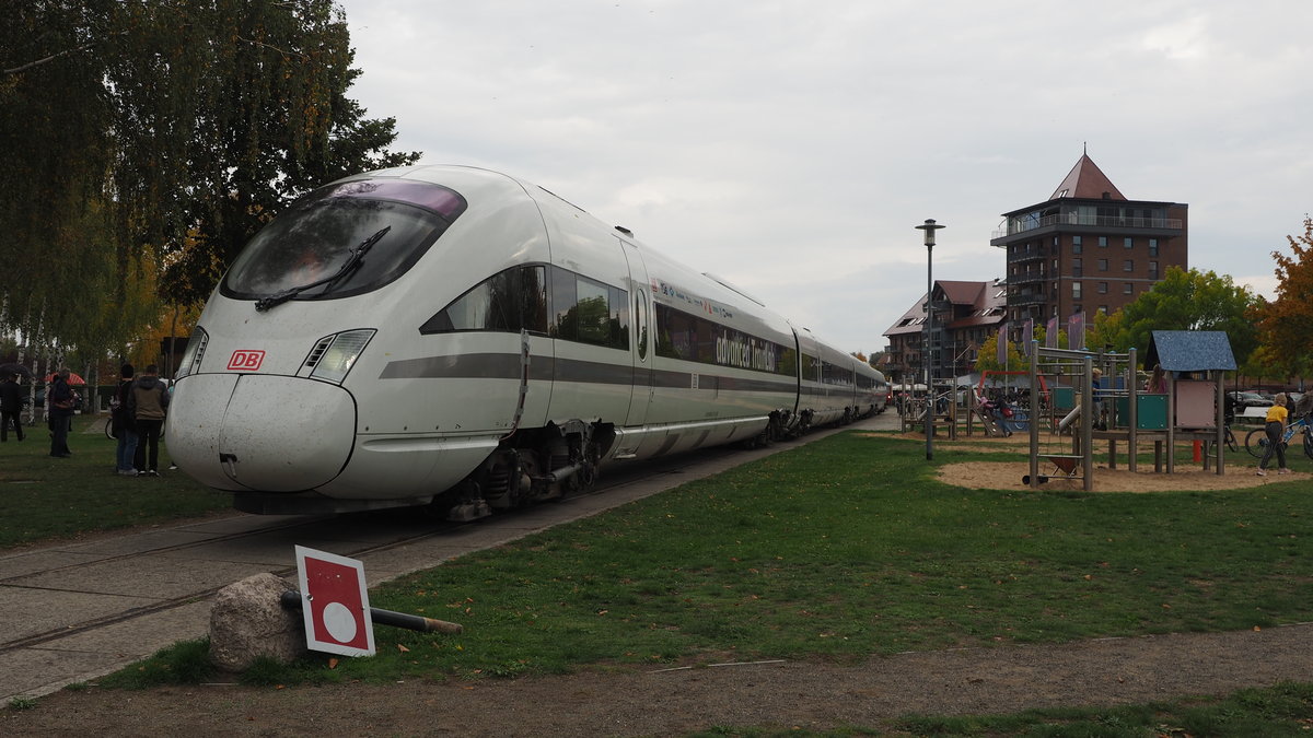 Im leicht verregneten Neustrelitz besuchte das Advanced Trainlab (ICE TD 605 017) die Stadt via Hafenbahn Neustrelitz. 
Grund des Besuchs des ICE's (ca. 2h Dauer) waren danach stattfindende Testfahrten in der Prignitz.

Neustrelitz, der 13.10.2019