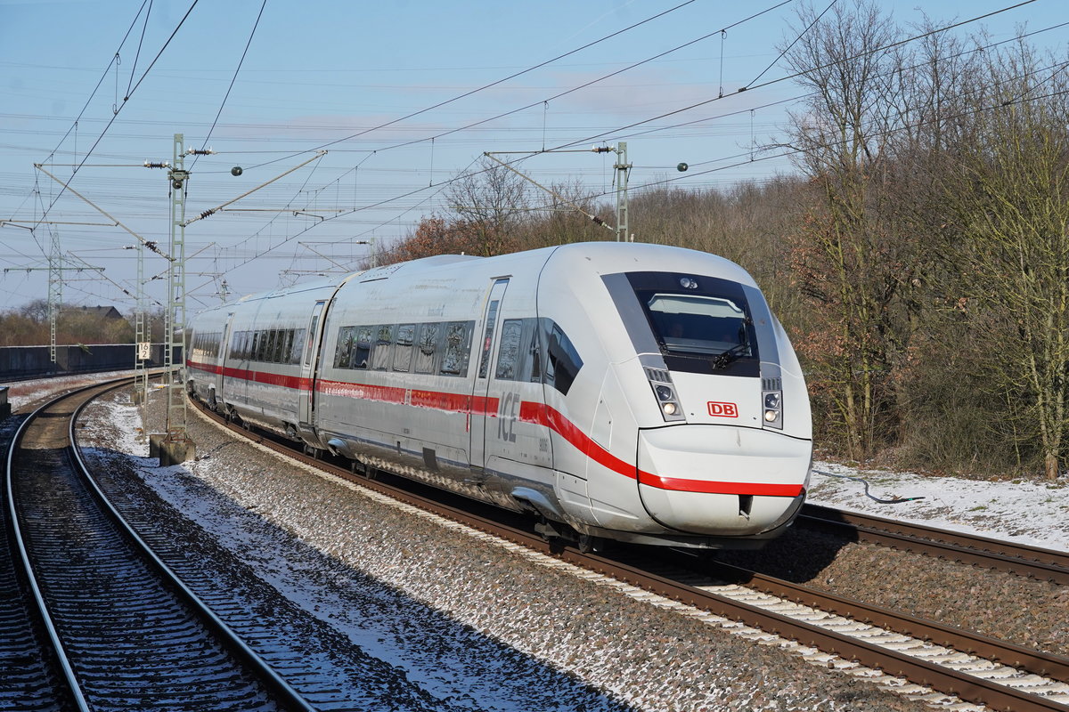 Im leicht verschneiten Leverkusen-Rheindorf ist DB-0812_006+1412_006(Tz9006'Martin Luther' ICE4) unterwegs als ICE517 von Dortmund-Hbf über Köln-Hbf nach München-Hbf.

2021-02-10 Leverkusen-Rheindorf 