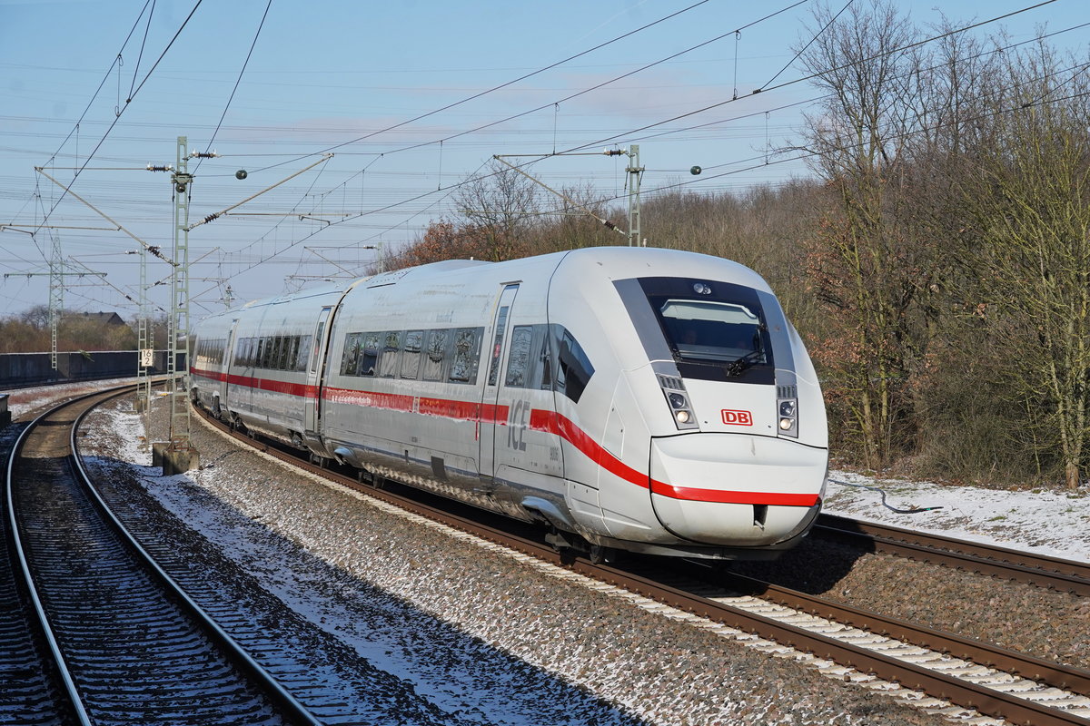 Im leicht verschneiten Leverkusen-Rheindorf ist DB-0812_006+1412_006(Tz9006'Martin Luther' ICE4) unterwegs als ICE517 von Dortmund-Hbf über Köln-Hbf nach München-Hbf.

2021-02-10 Leverkusen-Rheindorf 