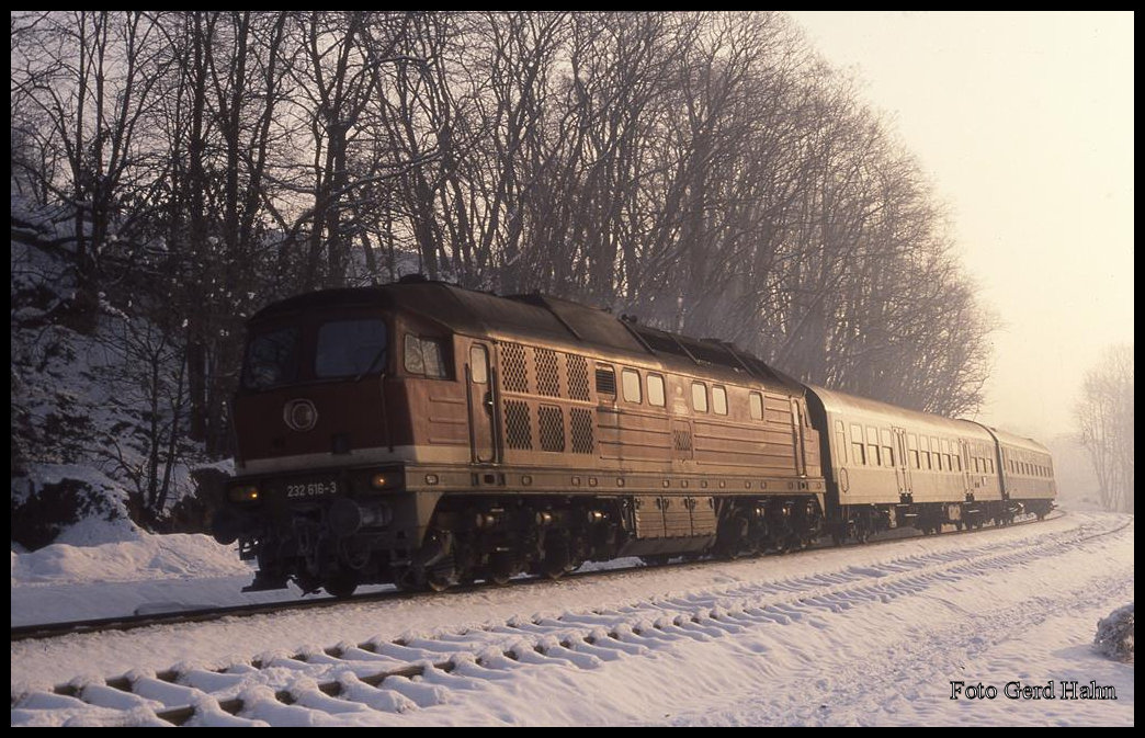 Im leichten Gegenlicht kam mir am 14.2.1993 um 10.01 Uhr die w232616 mit dem E 3952 nach Kassel bei Uder vor die Linse.