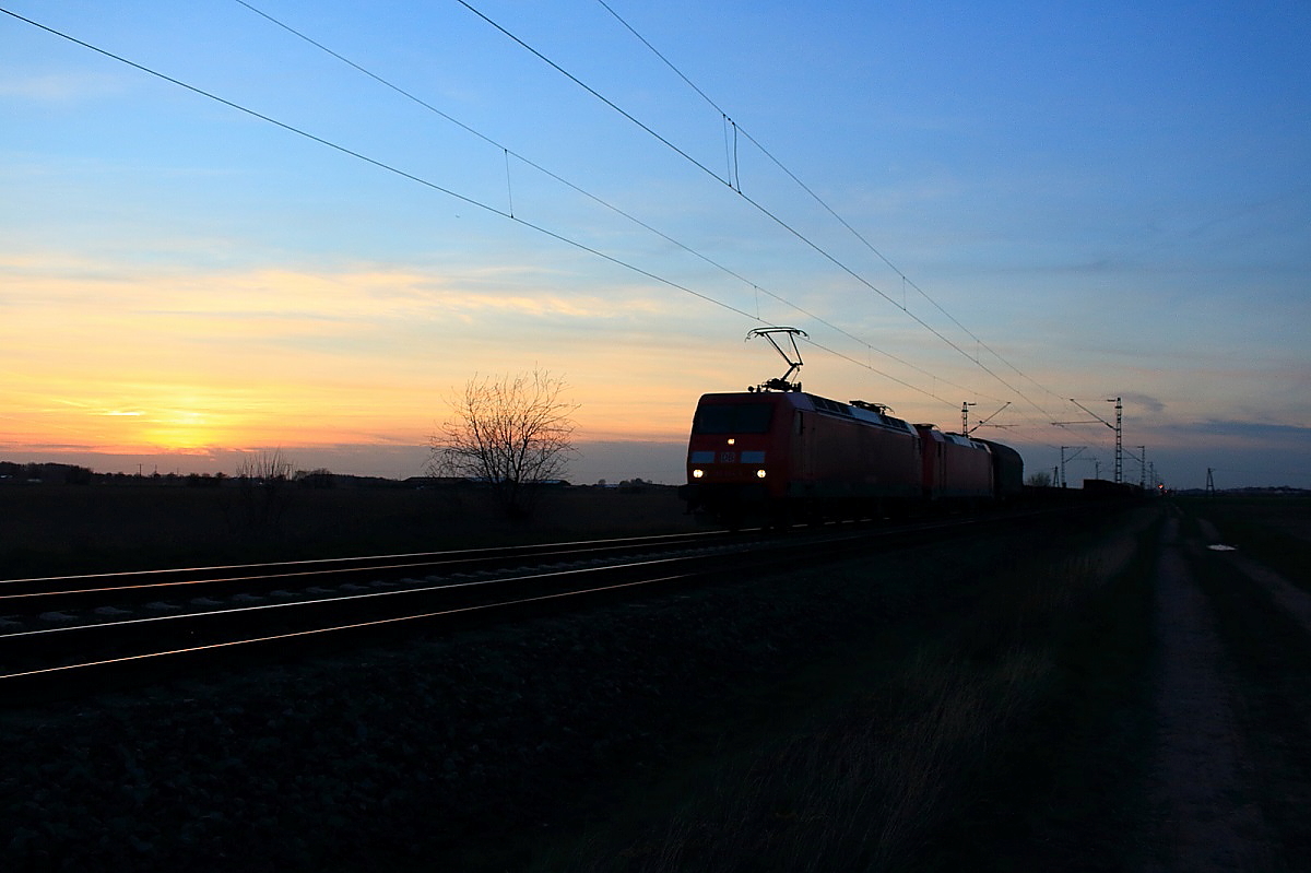 Im letzten Abendlicht ist eine 145-Doppeltraktion bei Nievenheim unterwegs (20.03.2014)