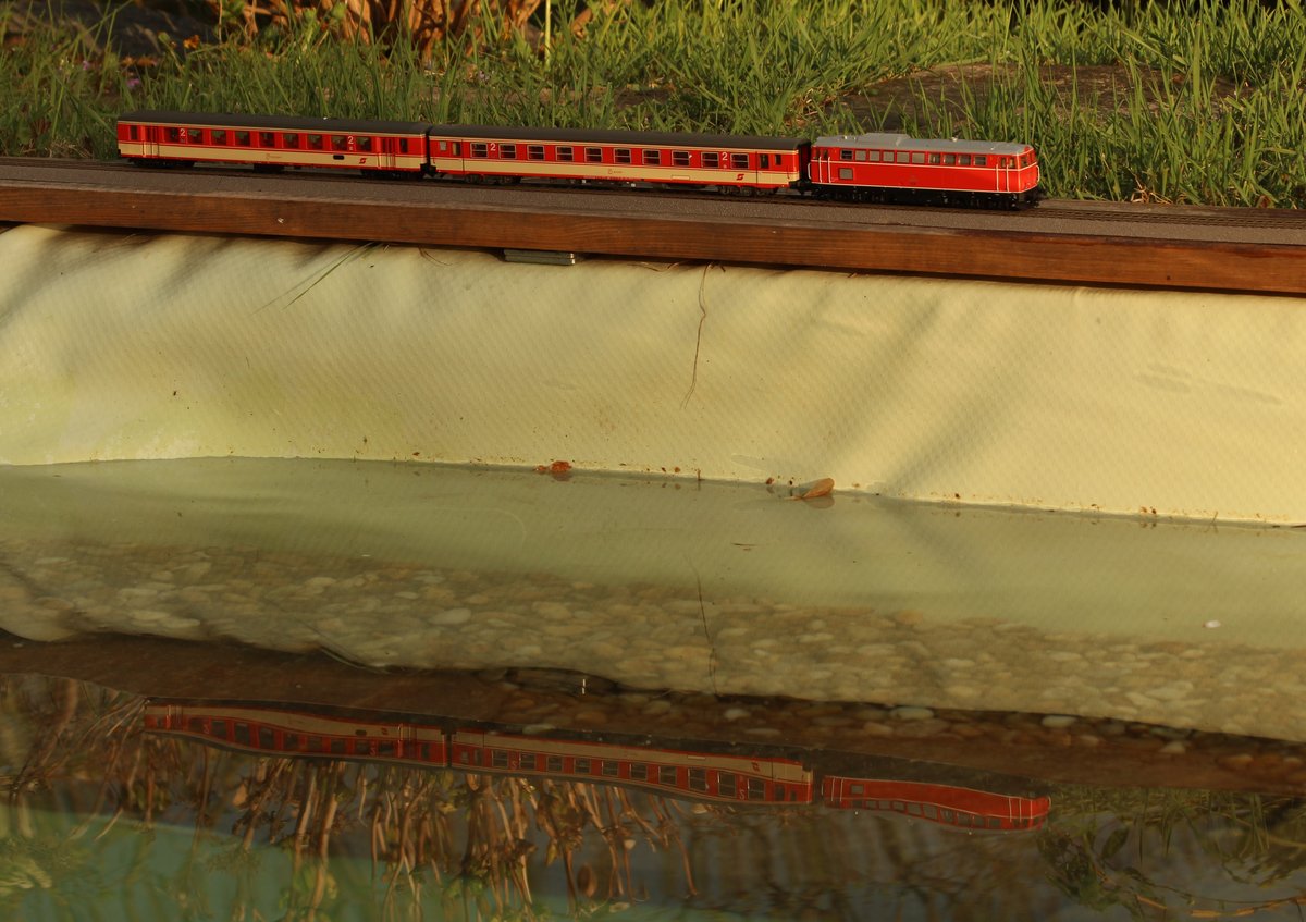 Im letzten Abendlicht des 18.4.1983 fährt die 2043.28 mit einem Regionalzug entlang des Landsbergersees ihrem Ziel entgegen.

18.4.2020