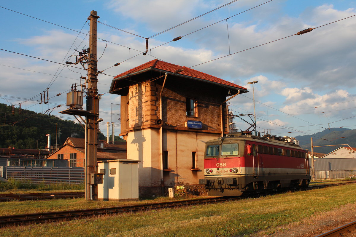 Im letzten Abendlicht des 4.7.2019 steht die 1142 618 als GLZ88672 im Bahnhof Leoben Donawitz und wartet auf die Abfahrt nach Bruck an der Mur.
Die 1142er harmoniert im recht  altmodischen  Bahnhof Leoben Donawitz perfekt mit der alten Fahrleitung und dem alten Stellwerk 1 welches noch immer in Betrieb ist.
