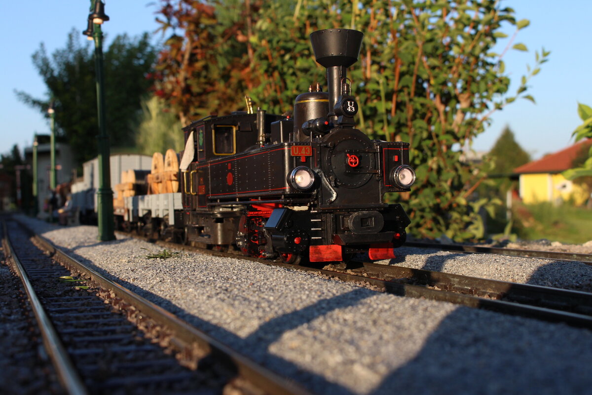 Im letzten abendlicht des 4.9.2021 verschiebt die U43 als Verschubreserve Bab1 in Brunn am Berg ein paar Güterwagen vom Magazingleis zum abendlichen Fahrverschub.