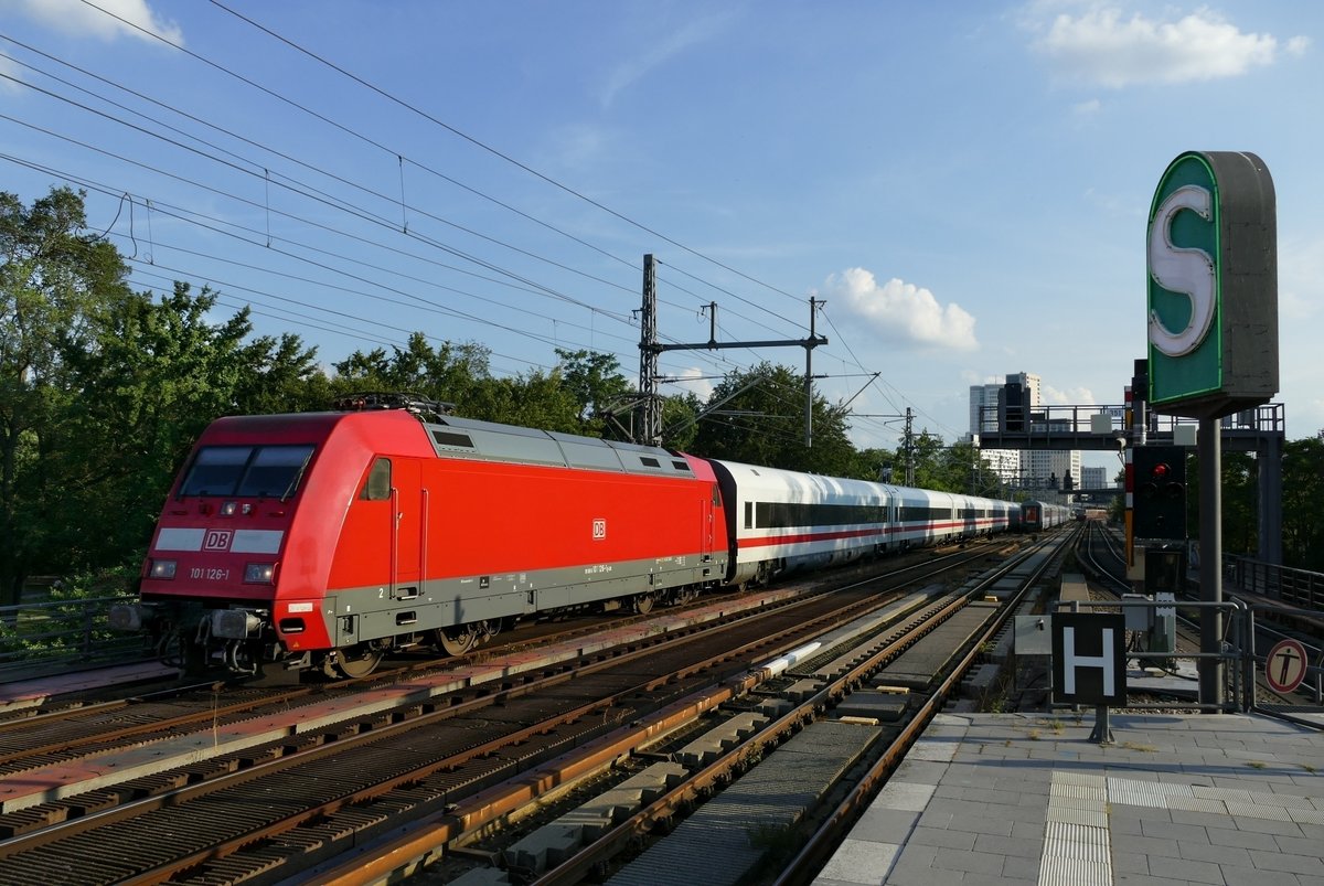 Im letzten Abendlicht durchfährt 101 126-1, als IC 2431 ''Borkum'', den S -Bahnhof von Berlin -Tiergarten im August 2020.