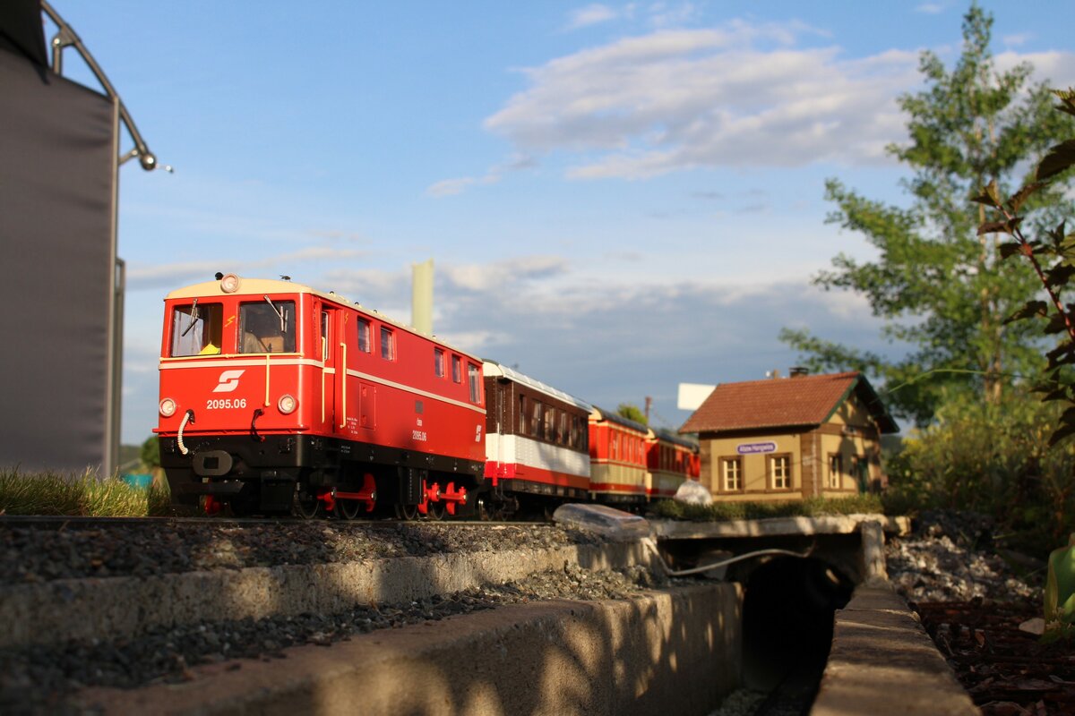 Im letzten Abendlicht eines schwülen Maitages 2001 fährt die 2095.06 mit ihrem Regionalzug bei der Abzweigstelle Hangwies ihrem Ziel Brunn am Berg entgegen und den aufziehenden Gewitter davon.
Bild vom 21.5.2022.