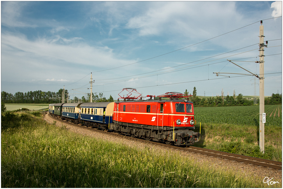 Im letzten Abendlicht, fährt 1040.013 auf der Nordwestbahn mit dem SR 14703 von Retz nach Wien-Praterstern. Zellerndorf 3.6.2018