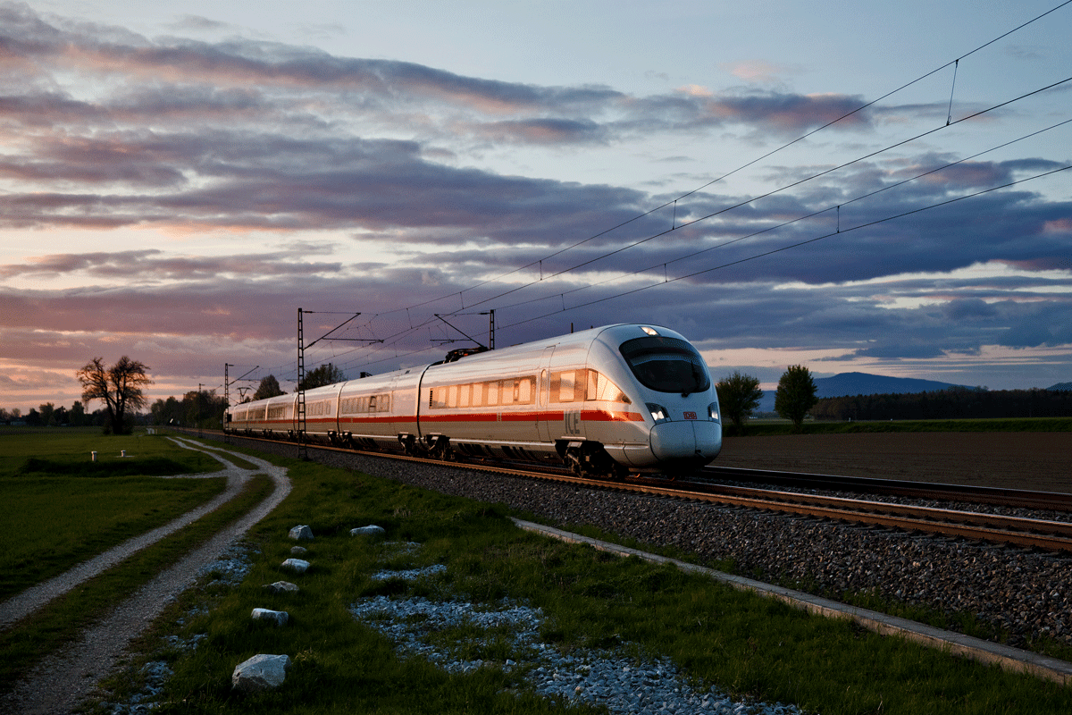 Im letzten Abendlicht fährt am 23.4.2017 ein ICE-T Triebzug von Frankfurt am Main Hbf nach Wien Hbf in Langenisarhofen vorüber.