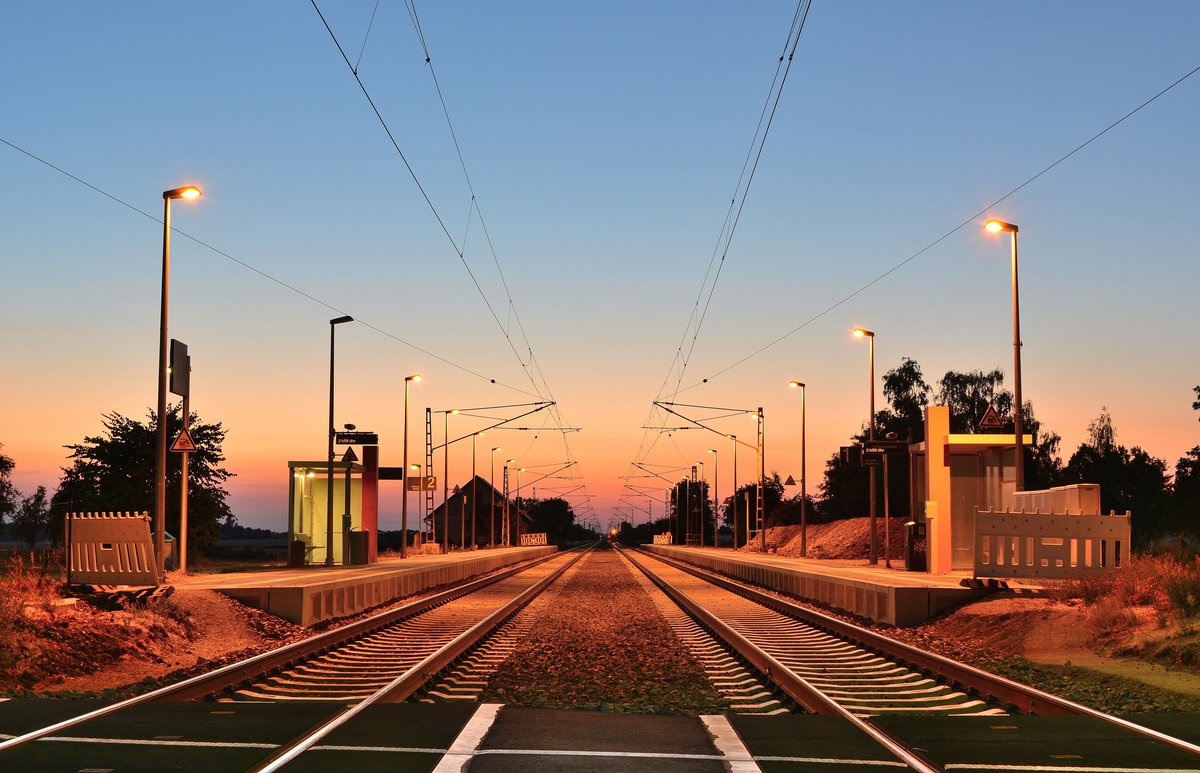 Im letzten Abendlicht präsentiert sich der frisch modernisierte Haltepunkt Lübs.

Lübs 26.07.2018
