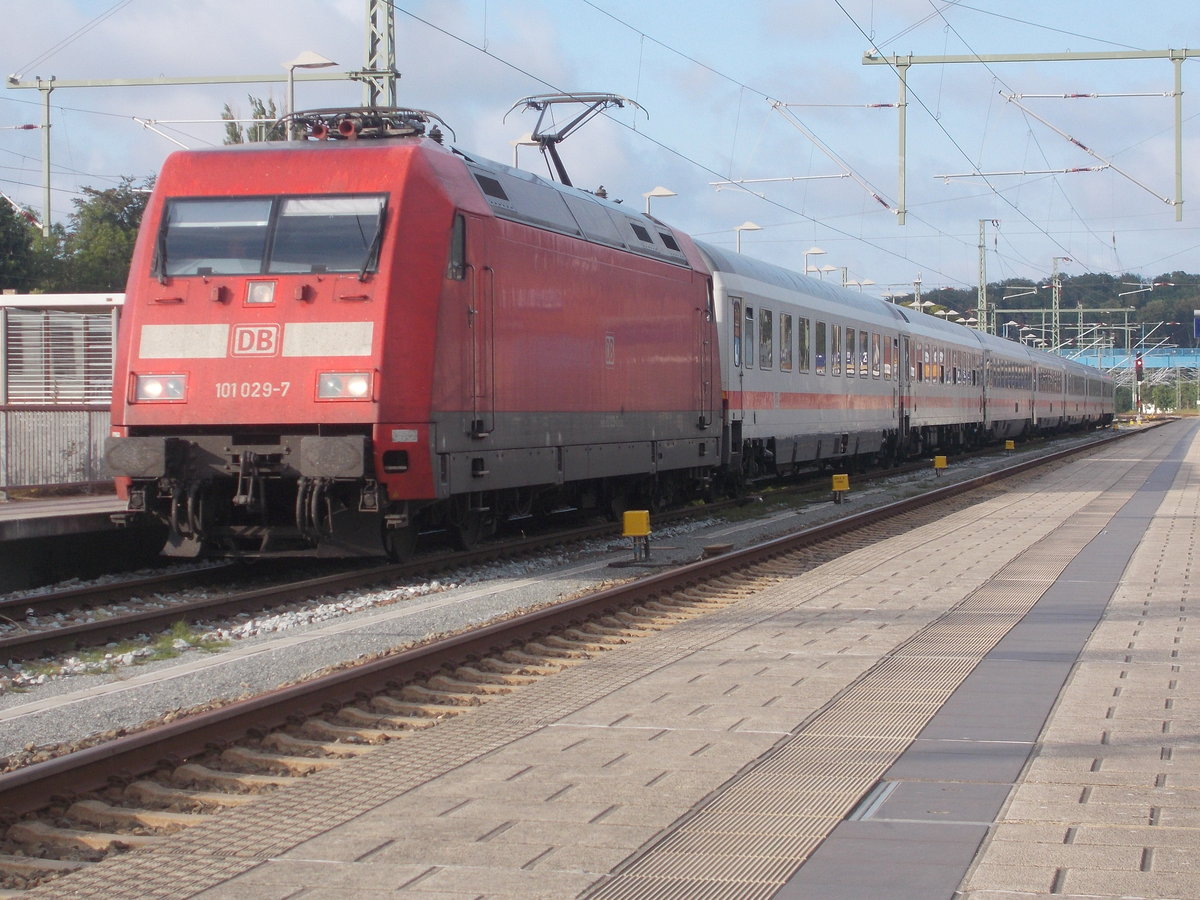 Im letzten Jahr wurde die Verbindung Binz-Köln noch mit einem ICE 2 gefahren.In diesem Jahr müssen die Reisende ohne Liege-und Schlafwagen die Verbindung die Nacht bis Köln durchhalten.101 029 bespannte den sieben Wagenzug am 27.Juli 2019.Aufgenommen,am 27.Juli 2019,in Bergen/Rügen.
