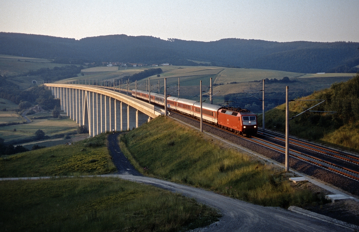 Im letzten Licht befährt 120 134 mit IC aus Berlin die Fuldatalbrücke bei Altmorschen (28.7.1991).