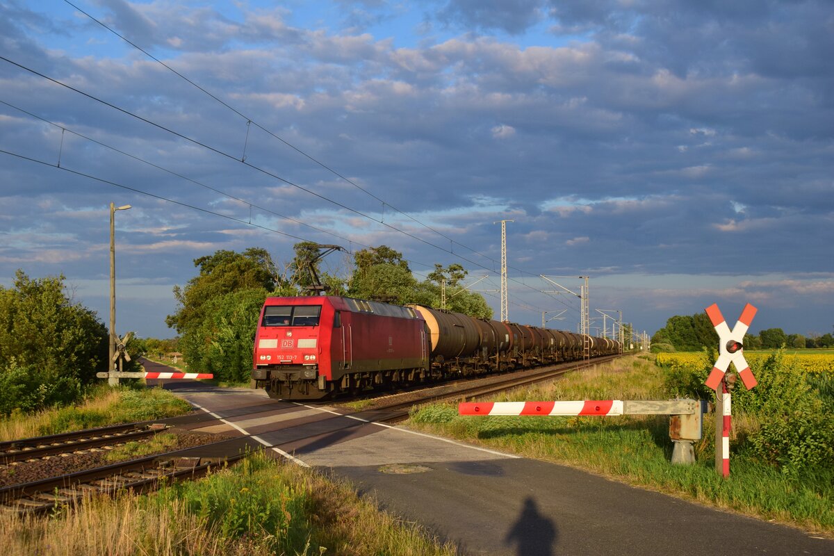 Im letzten Licht der bereits langsam untergehenden Sonne fährt 152 113 mit einem Kesselwagenzug durch Güterglück in Richtung Magdeburg. 

Güterglück 17.07.2023