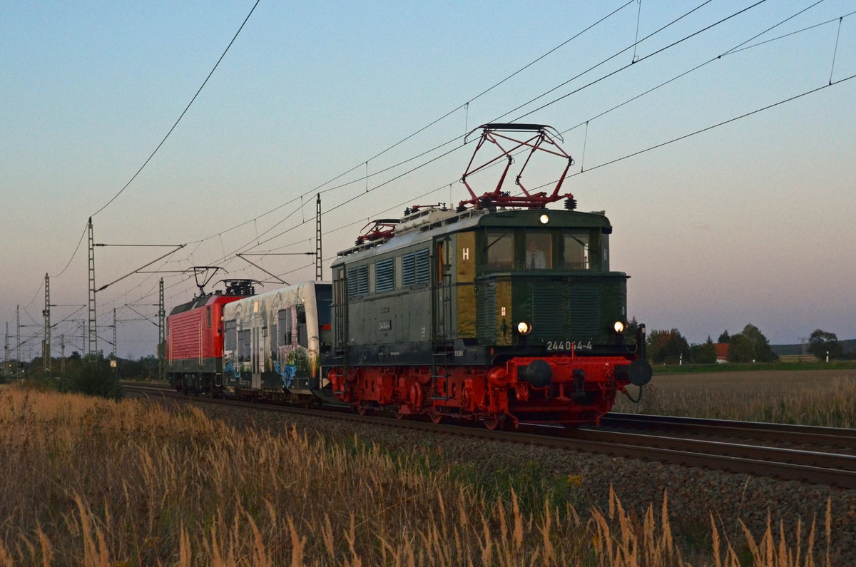 Im letzten Licht des 20.09.20 rollten 244 044 des AW Dessau, 672 915 der DWE und 143 175 der SLRS als Lokzug durch Gräfenhainichen Richtung Bitterfeld. Auch diese drei Maschinen kamen vom Bahnbetriebswerksfest in Wittenberg.