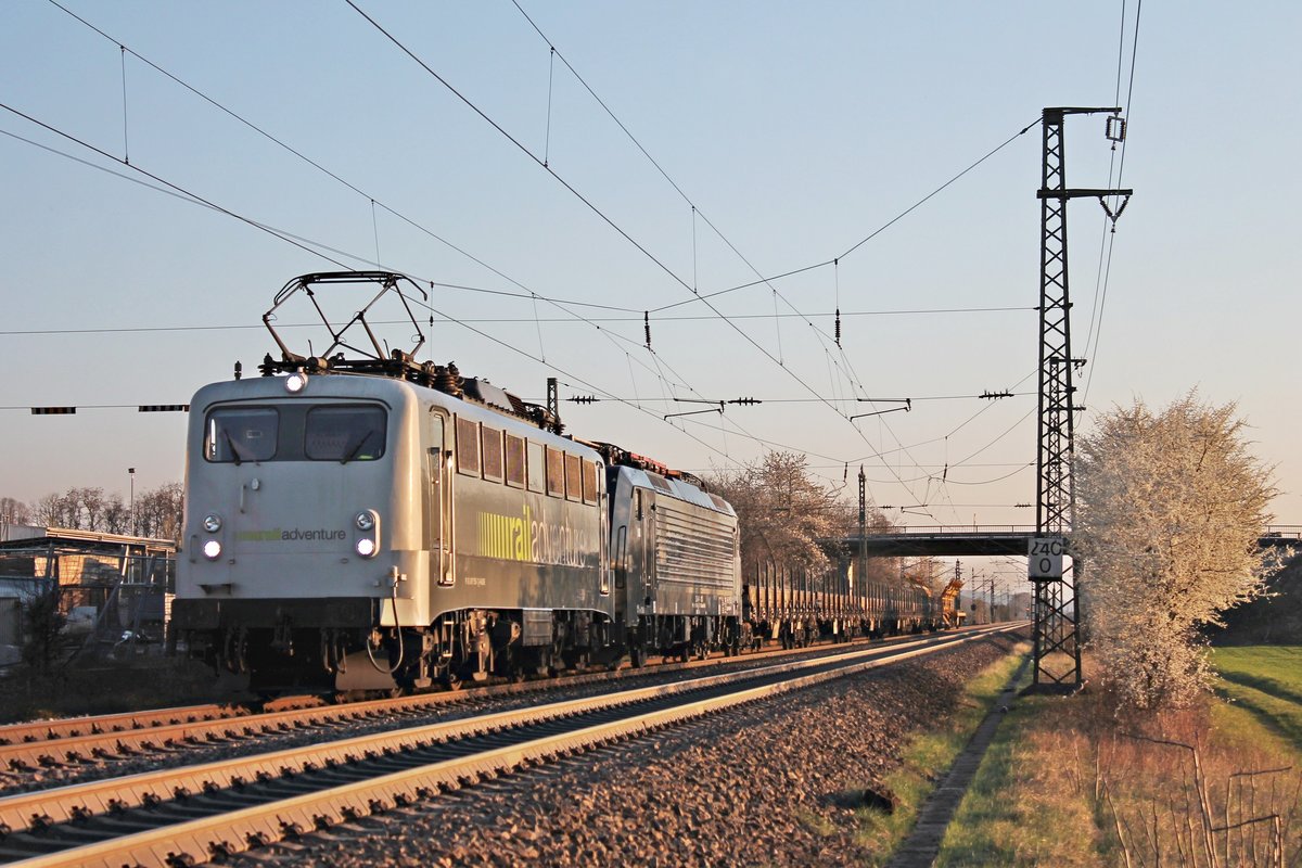 Im letzten Licht des 29.03.2019 fuhr die RADVE 139 558-1  Albert Jonker  mit der MRCE ES 64 F4-113 (189 113-4), mehreren Flachwagen und zwei Weichentransportwagen südlich vom Haltepunkt Auggen über die Rheintalbahn durchs Markgräflerland in Richtung Freiburg (Breisgau).