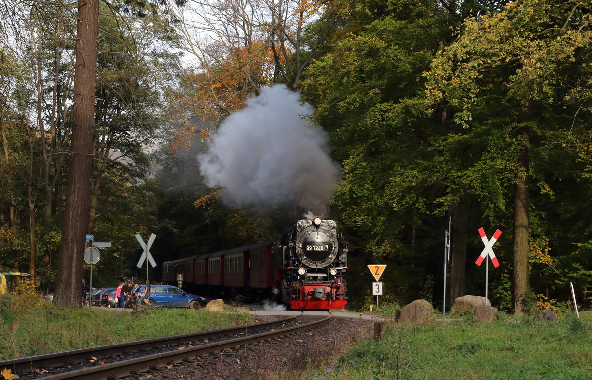 Im letzten Licht des Tages nähert sich 99 7240 mit dem P8939 der Steinernen Renne.

Steinerne Renne, 13. Oktober 2017