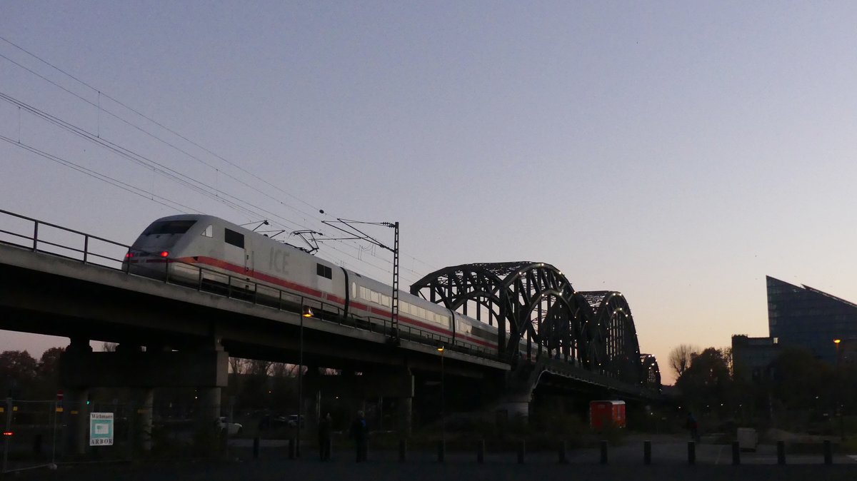 Im letzten Licht des Tages überquert ein nordmainisch umgeleiteter ICE 1 (vermutlich unterwegs auf der Linie Berlin - Basel) die Frankfurter Deutschherrnbrücke. Aufgenommen am 17.11.2018 17:52
