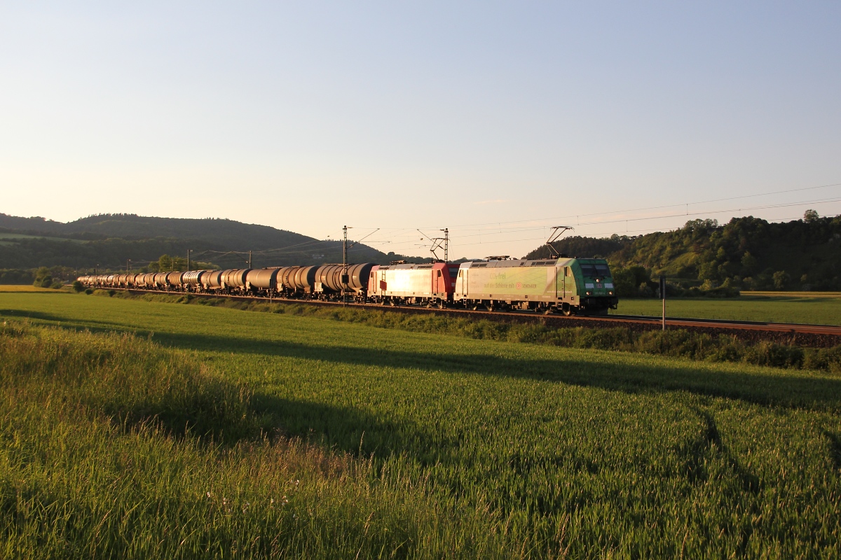 Im letzten Licht des Tages: 185 389-4 mit 185 292-0 und Kesselwaqen-Zug in Fahrtrichtung Sden. Aufgenommen kurz vor Eschwege am 28.05.2013.