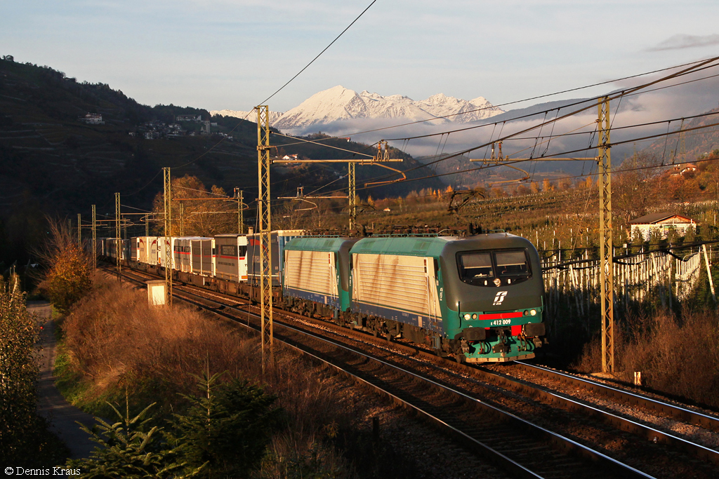 Im letzten Licht des Tages sind E412 009 und E412 007 mit einem KLV Zug am 16.11.2013 in Albes, sdlich von Brixen, auf dem Weg nach Sden.