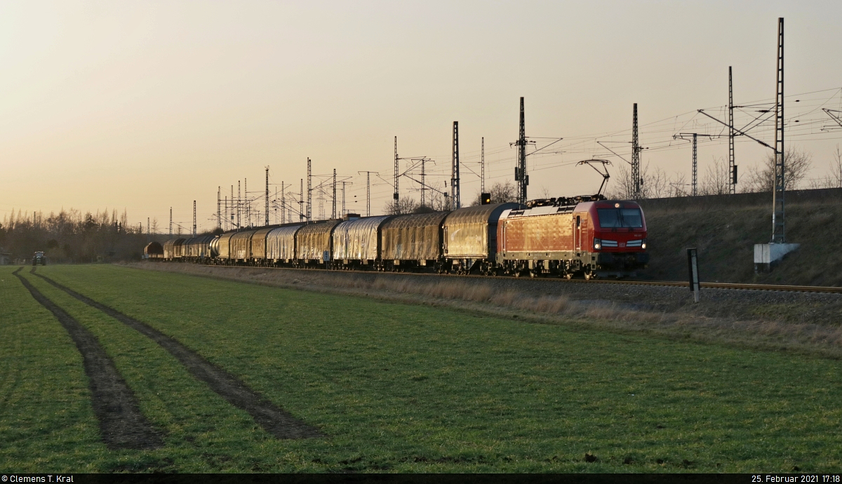Im letzten Licht macht sich 193 381-1 (Siemens Vectron) mit verschiedenen Güterwagen von der ZBA Halle (Saale) Richtung Delitzsch auf die Reise. Hier fotografiert in Halle (Saale), Zöberitzer Weg.

🧰 DB Cargo
🚩 Bahnstrecke Halle–Cottbus (KBS 219)
🕓 25.2.2021 | 17:18 Uhr