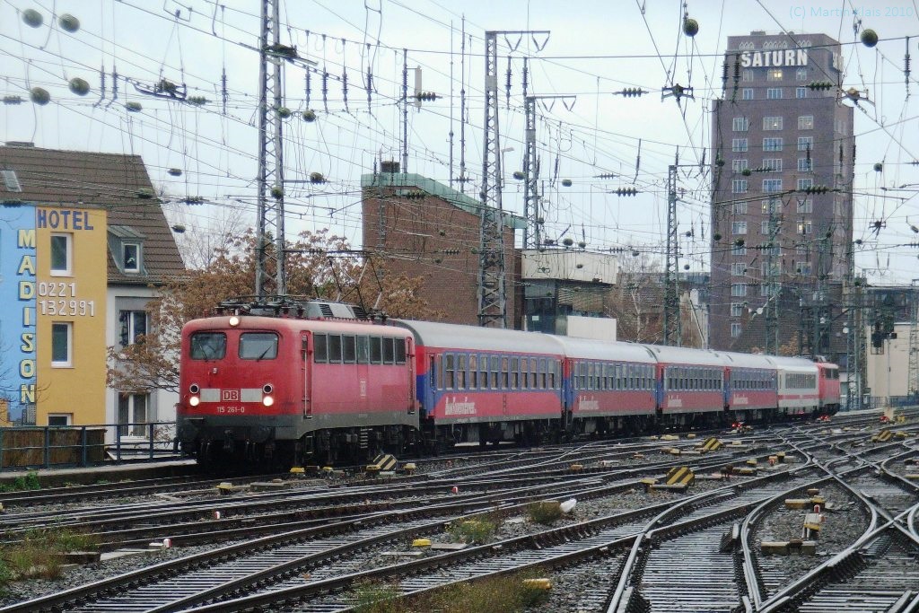 Im letzten Quartal 2010 hatte die DB weniger 402 verfügbar als eigentlich gebraucht wurden. Deswegen brach man die ICE- Linie Berlin - Bonn in Hamm. Von dort fuhren Ersatzgarnituren aus vier BTE- und einem DB- Wagen zwischen einem 110/113/115- Sandwich. Am 23.11.2010 begegnete mir der Ersatz- IC 2863 Bonn Hbf. - Hamm in Köln Hauptbahnhof, gezogen von 115 261, hinten dran kalt 113 268.