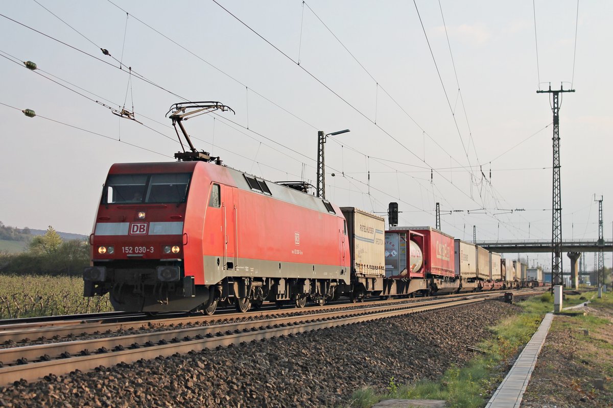 Im letzten Sonnenlicht vom 03.04.2017 fuhr 152 030-3 mit dem KT (Weil am Rhein Ubf - Hamburg Billwerder) nördlich von Müllheim (Baden) gen Freiburg (Breisgau).