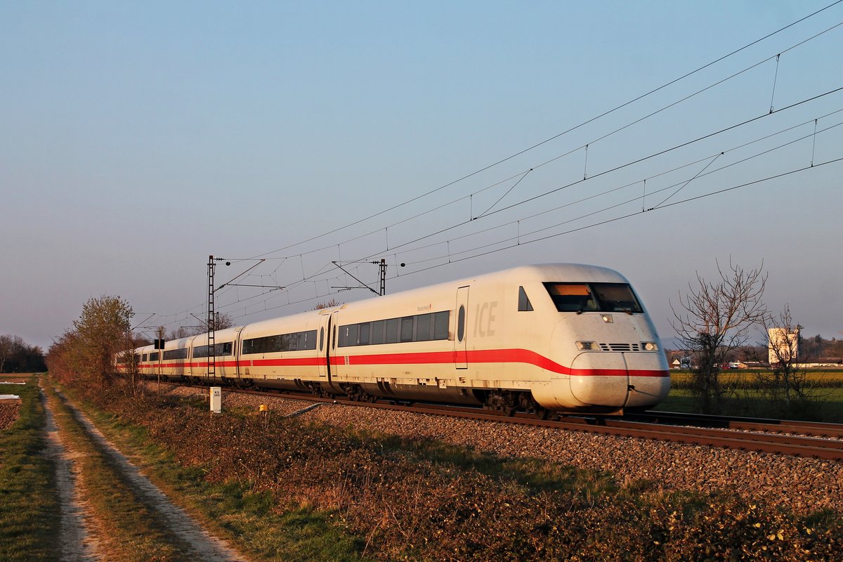 Im letzten Sonnenlicht am Abend des 02.04.2020 fuhr 808 018-6  Braunschweig  als ICE 373 (Berlin Ostbahnhof - Basel Bad Bf) südlich von Buggingen über die KBS 702 durch Rheintal in Richtung Müllheim (Baden).