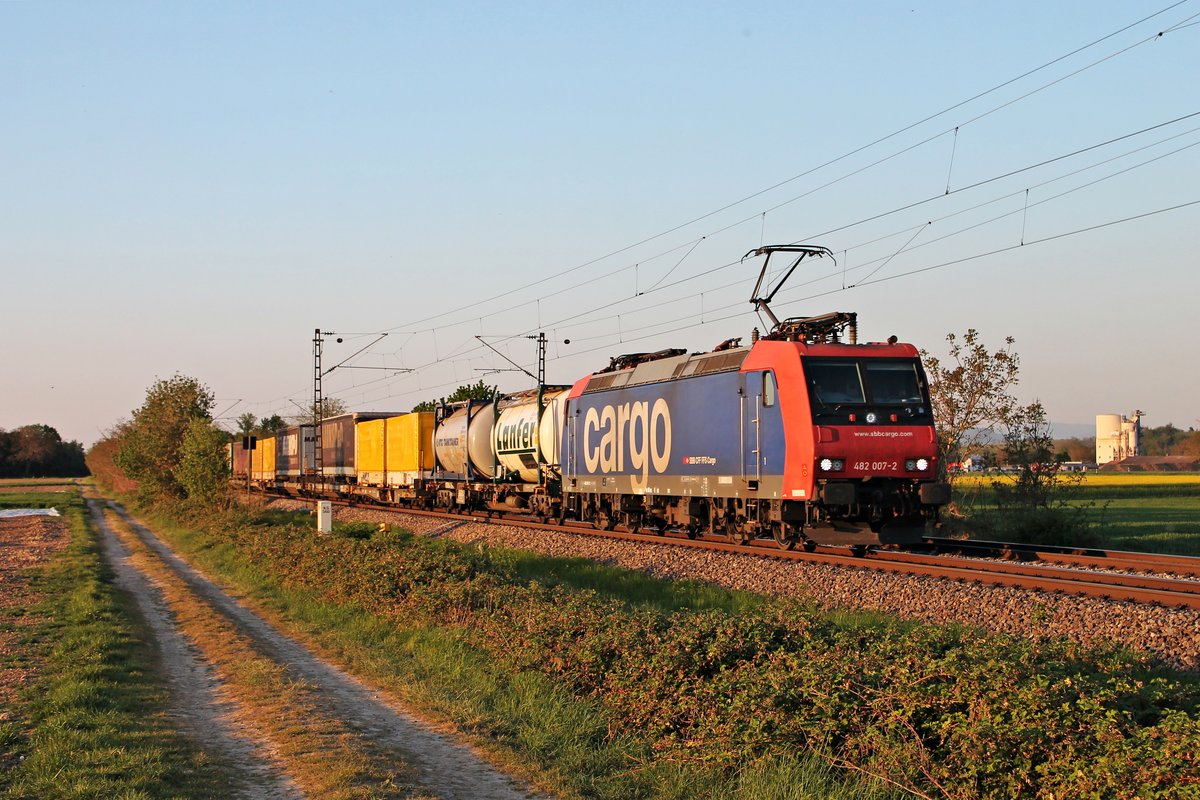Im letzten Sonnenlicht am Abend des 23.04.2020 fuhr Re 482 007-2 mit einem bunjten KLV nach Italien, welchen sie nur bis Basel SBB RB führte, südlich von Buggingen über die Rheintalbahn in Richtung Müllheim (Baden).