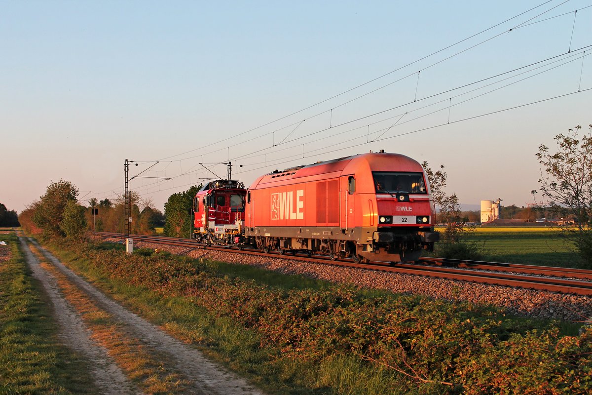 Im letzten Sonnenlicht am Abend des 23.04.2020 fuhr WLE 22 (223 056-3) als Tfzf 41685 (Lippstadt - Basel Bad Bf) mit dem SBB Tm 234 111-7 südlich von Buggingen über die Rheintalbahn durchs Markgräflerland in Richtung Schweiz.