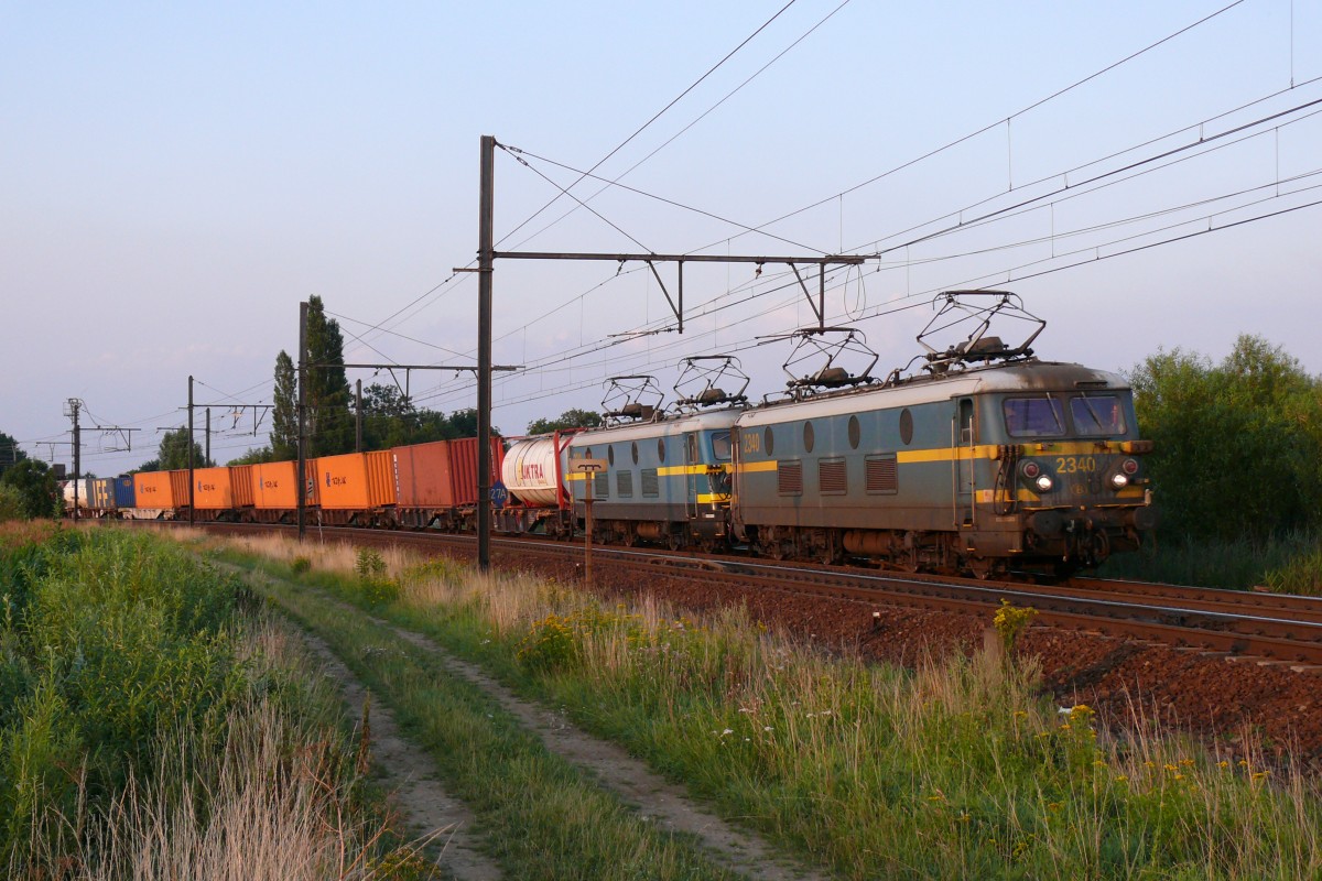 Im letzten Sonnenlicht des 30/07/2010 erwischte ich HLE 2340 und 2311 mit einem Containerzug an der grossen Schleife bei Ekeren.