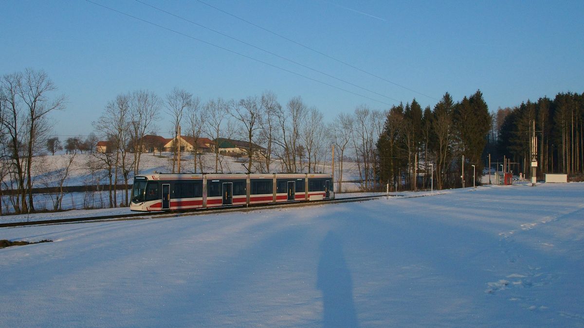 Im letzten Sonnenlicht des 5.2.2019 war ein Tramlink der Stern & Hafferl Verkehrsgesellschaft von Vorchdorf nach Gmunden unterwegs. Gerade hat er die Haltestelle Unterm Wald Verlassen.