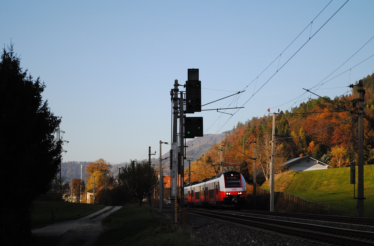 Im letzten Sonnenlicht verläßt der 4744 061 als R4049 nach Graz Hbf. den Bhf. Mixnitz. (31.10.2022)