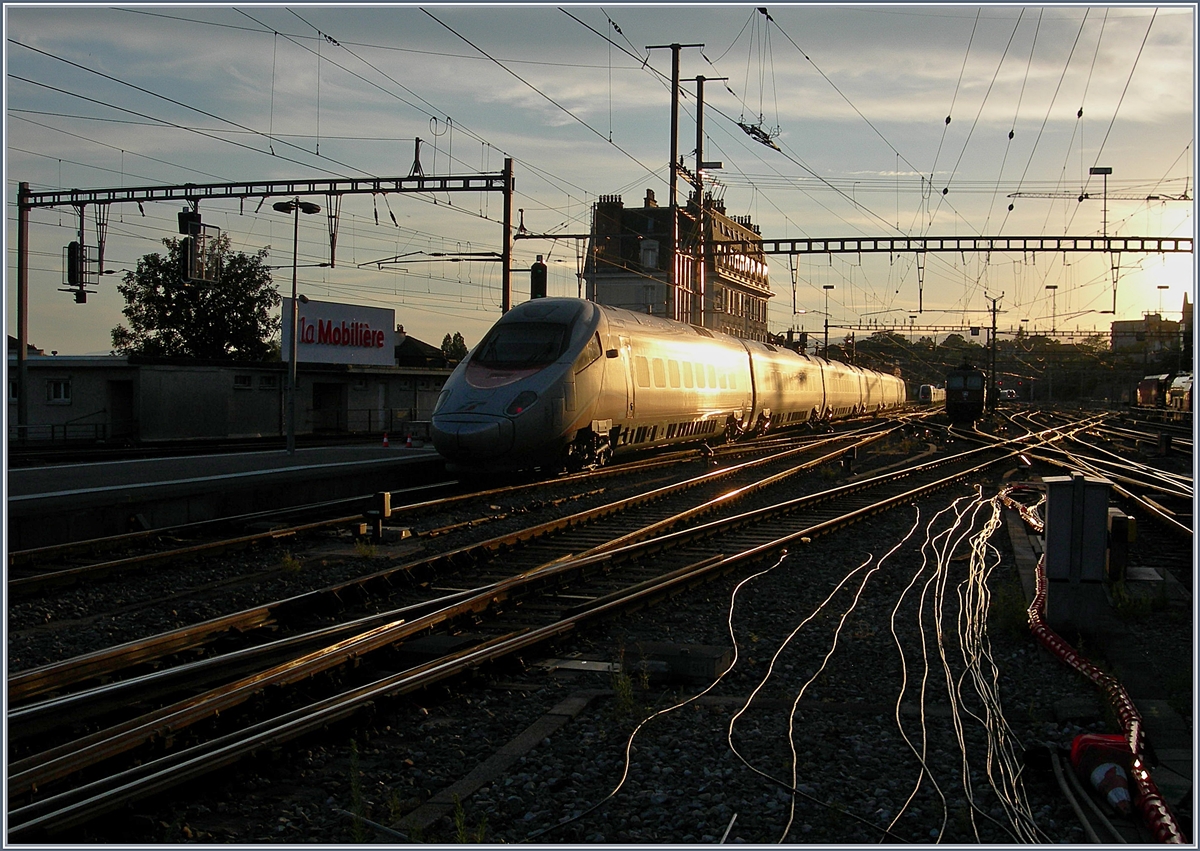 Im letzten Sonnenlicht verlässt der FS ETR 610 003 als EC 36 von Milano nach Genève den Bahnhof von Lausanne.
Und wenn man genau hinschaut erkennt man im Hintergrund einen abgestellten TGV und eine Re 4/4 II.
9. Juli 2018