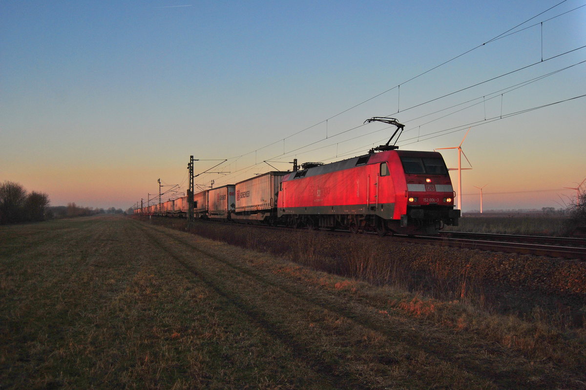 Im letzten Tageslicht fuhr 152 006 mit einem KLV-Zug am 16.02.17 Richtung Leipzig. Aufgenommen kurz vor Rackwitz (bei Leipzig).