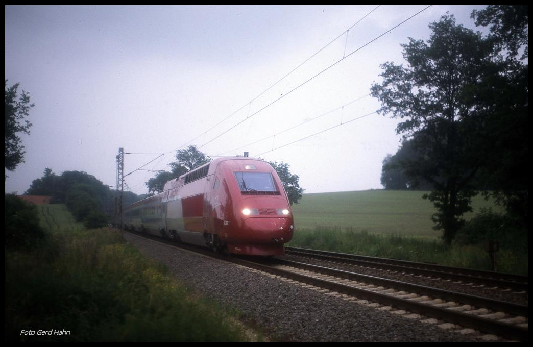 Im letzten Tageslicht kam am 24.6.1998 bisher einmalig ein Thalys über die  Rollbahn . Um 19.22 Uhr war SNCB Thalys 4347 am Ortsrand von Hasbergen im Rahmen einer Präsentations- und Testfahrt in Richtung Münster unterwegs.