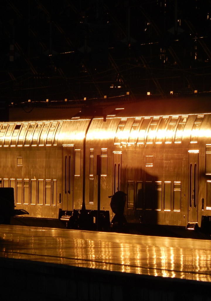 Im Licht der aufgehenden Sonne erstrahlten Teile des Kölner Hbf in Gold. Hier zusehen der im Gold getauchte Bahnsteig und in Gold angestrahlten Dostos des RB27.

Köln 21.12.2015