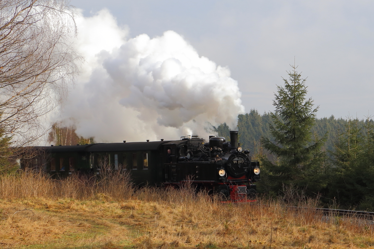 Im Licht des ersten zaghaften Sonnenstrahls am 06.02.2016, taucht jetzt 99 5901 mit Sonderzug 1 der IG HSB-Winterveranstaltung aus dem  Dschungel  des Harz-Hochwaldes auf. Niemand hätte zu diesem Zeitpunkt jedoch darauf gewettet, daß Petrus doch noch ein Einsehen haben und uns im weiteren Tagesverlauf mit dem allerschönsten Fotowetter verwöhnen wird!