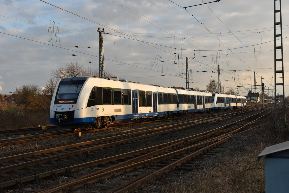 Im Licht des späteren Abends kommt ein VIAS-Zug als RB39 in Grevenbroich eingefahren auf seinem Weg nach Bedburg/Erft. Mittwoch den 14.3.2018