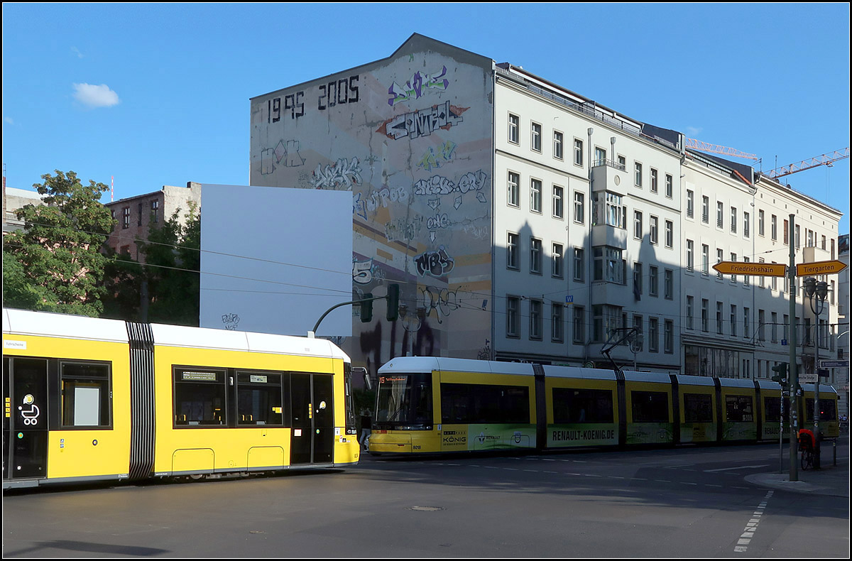 Im Licht und im Schatten -

Begegnung zweier Flexity-Straßenbahn in Berlin an der Kreuzung Friedrichstraße / Torstraße.

19.08.2019 (M)