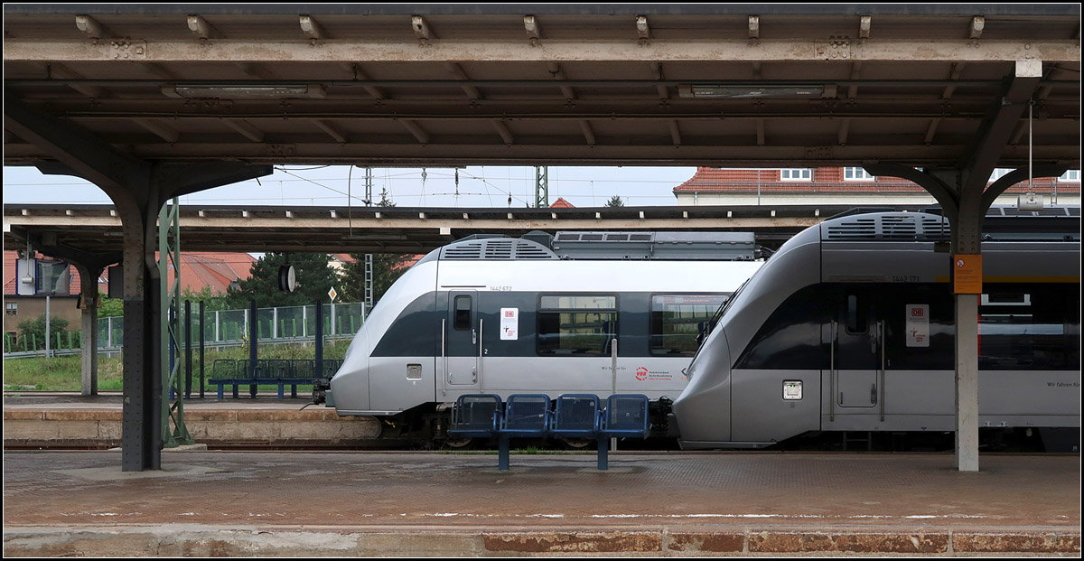 Im Licht und im Schatten -

Zwei Talent 2-Triebzüge im Hauptbahnhof Dessau.

26.08.2017 (M)