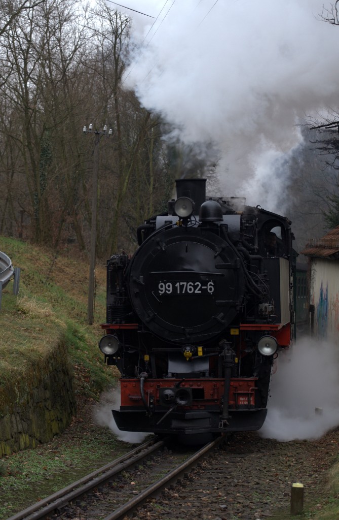 Im Lößnitzgrund, Nähe Haltepunkt Lößnitzgrund, 99 1762-6 ist gerade eben wieder angefahren. 17.01.2015 14:36 Uhr 