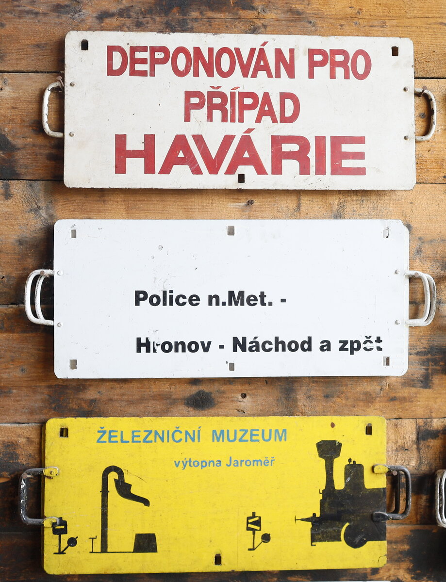 Im Lokschuppe des Museums Vytopna sind auch Zuglaufschilder ausgestellt.